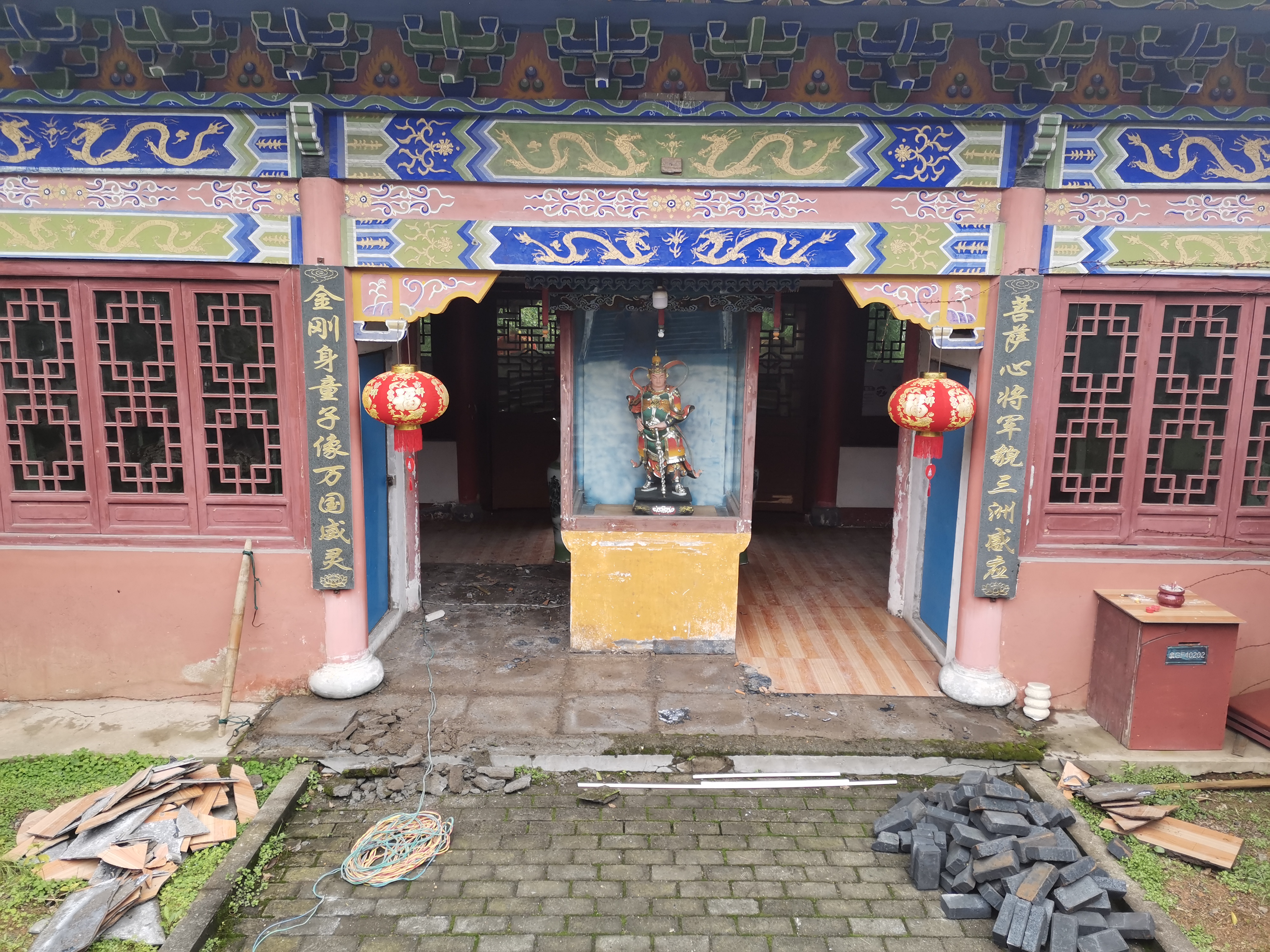 华严寺天王殿铺设地砖及牌匾贴金